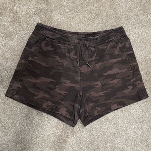 Athleta Farallon Camo Shorts | Women’s 10 Tall | GUC